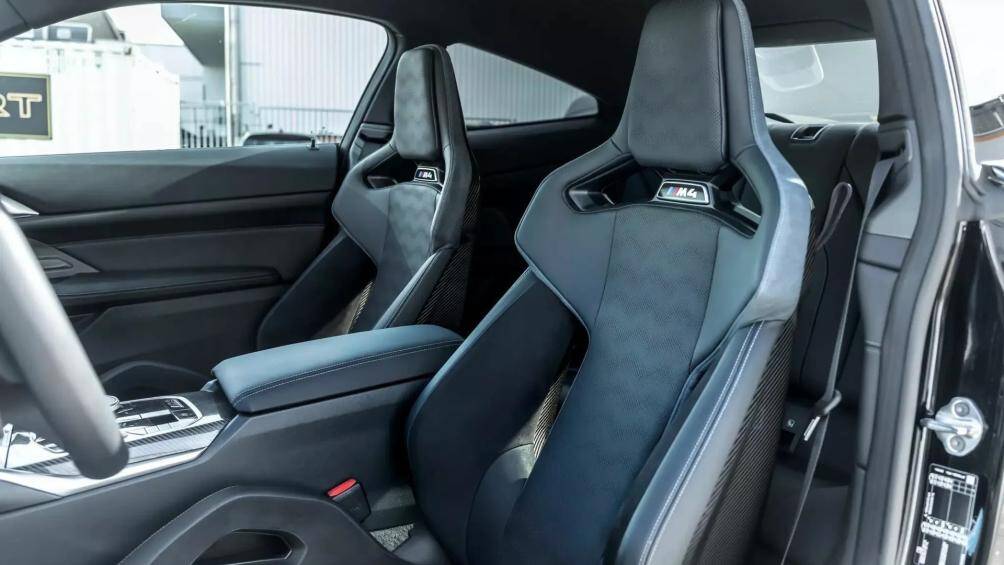 Manhart cũng thiết kế một hệ thống ống xả bằng thép không gỉ cho BMW M4 Competition