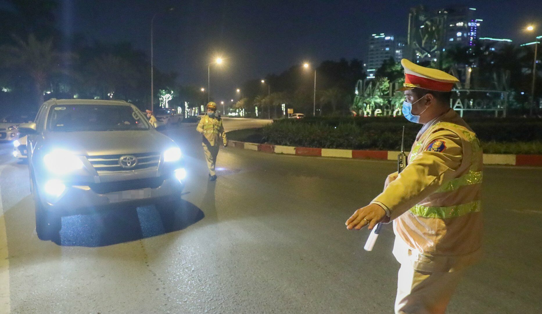 Tối 20/2, theo chân Tổ công tác của Đội CSGT, Công an huyện Hoài Đức (TP Hà Nội) làm nhiệm vụ tuần tra kiểm soát, xử lý vi phạm nồng độ cồn tại chân cầu vượt An Khánh (thuộc xã An Khánh), PV ghi nhận vẫn còn không ít tài xế xe máy và ô tô vi phạm.