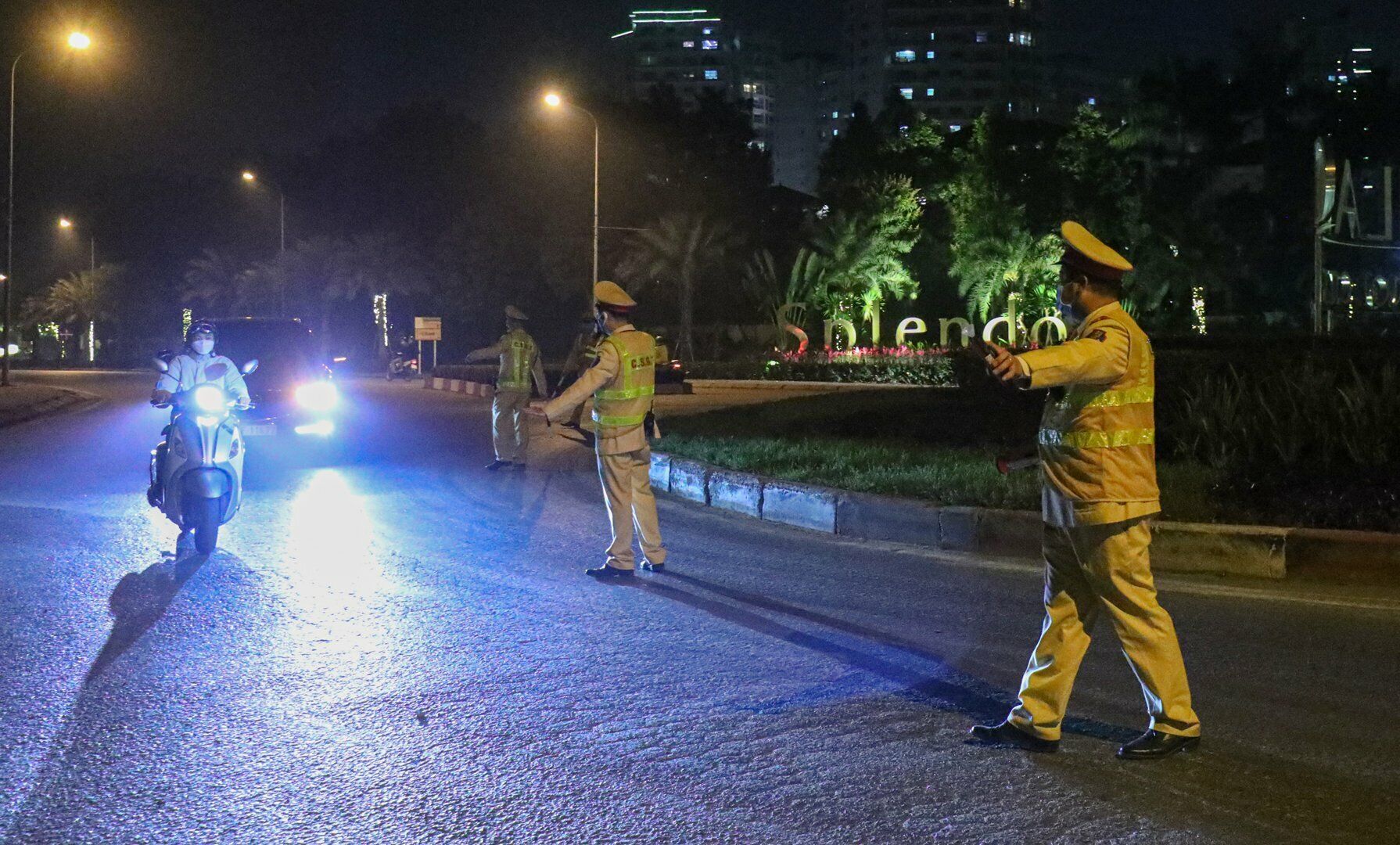 "Trước kia kiểm tra vài chục xe đã phát hiện lái xe vi phạm nồng độ cồn, nhưng nay phải kiểm tra cả trăm xe mới phát hiện vi phạm. Điều này là rất đáng mừng vì ý thức của người điều khiển phương tiện giao thông đã có chuyển biến tích cực", Đại úy Kiểm nói.