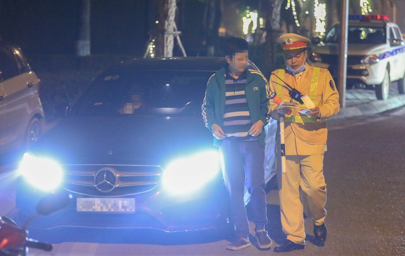 Cụ thể, khoảng 20h30, Tổ công tác phát hiện tài xế điều khiển xe ô tô Mercedes mang BKS 30E-706.XX có biểu hiện nghi vấn nên đã ra hiệu lệnh dừng xe kiểm tra.