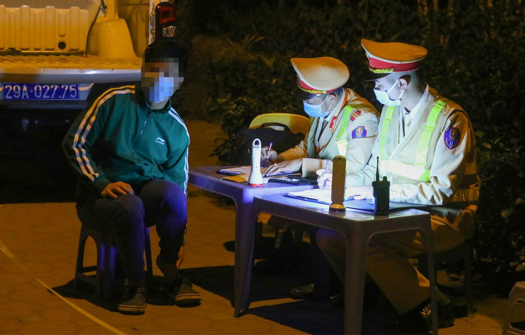 Lý giải vì sao trong hơi thở của mình có nồng độ cồn, tài xế T. cho biết vì nể bạn nên đã "nhấp môi" ít rượu.