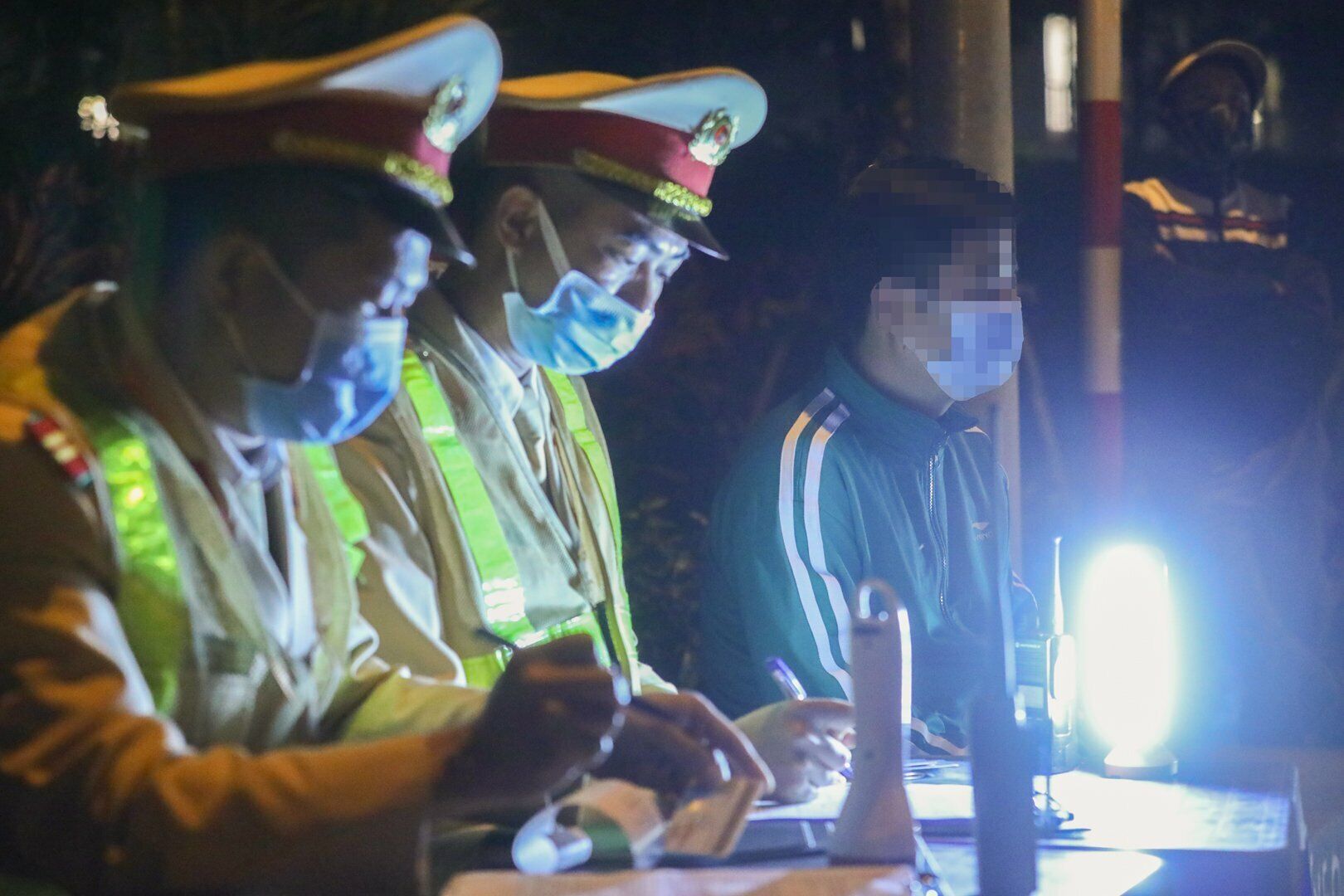 "Nay bạn đến chơi và ăn cơm, vì nể bạn tôi đã "nhấp môi" ít rượu. Sau bữa cơm tôi đi đón con, không ngờ thổi vẫn lên nồng độ cồn. Lần sau xin rút kinh nghiệm đã lái xe thì một giọt bia rượu cũng không uống", tài xế T. nói.