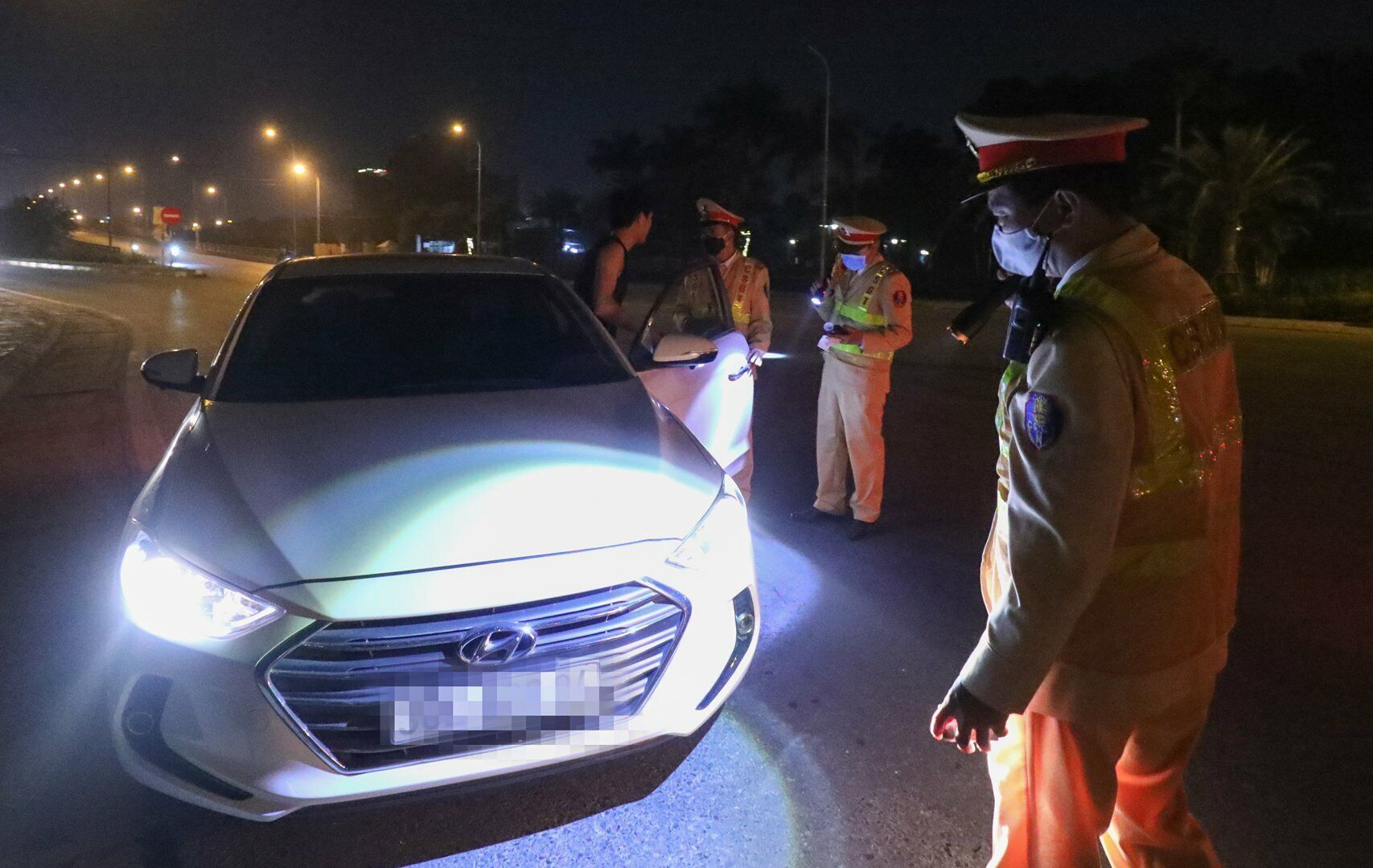 Khoảng 30 phút sau, Tổ công tác tiếp tục phát hiện tài xế Đ.T.S. điều khiển ô tô BKS 30E-868.XX vi phạm nồng độ cồn ở mức 0,074 miligam/lít khí thở.