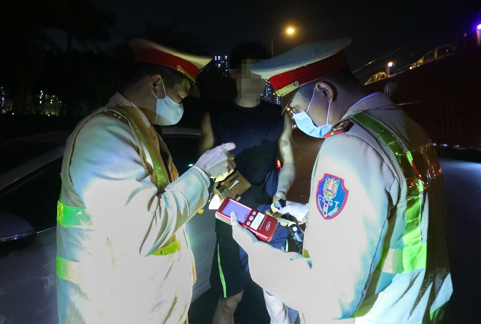 Sau khi được thông báo kết quả, lái xe này đặt câu hỏi: "Tôi uống rượu từ tối qua, sao giờ thổi vẫn còn còn nhỉ?".