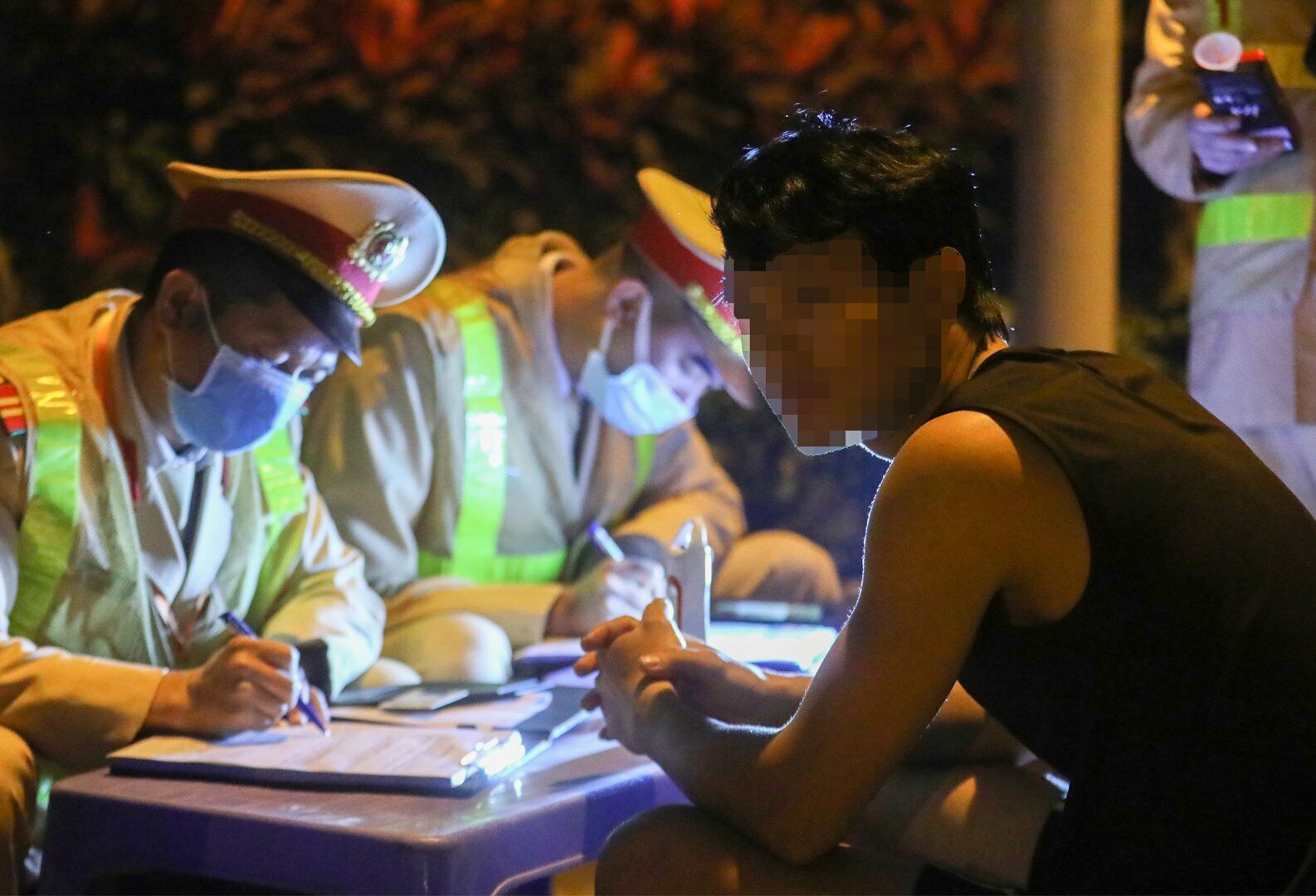 Tuy nhiên, khi PV gặng hỏi thì lái xe này mới thừa nhận là vừa rồi khi chơi thể thao xong có uống nửa lon bia để giải khát.