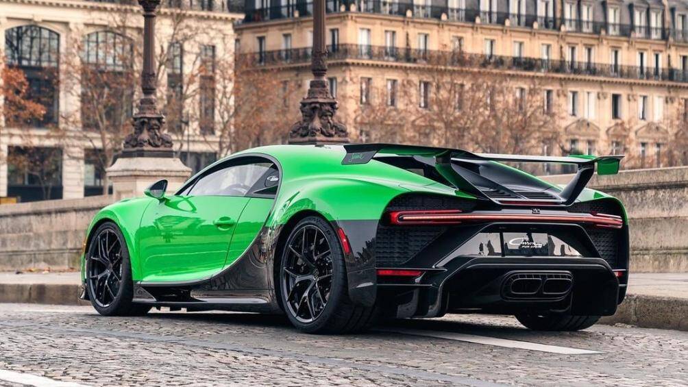 Chiếc Chiron Pur Sport "Soixante" sở hữu màu sơn xanh Viper Green. Xe có tùy chọn ngoại thất sợi carbon và cửa sổ trời Sky View đặc biệt của thương hiệu Bugatti