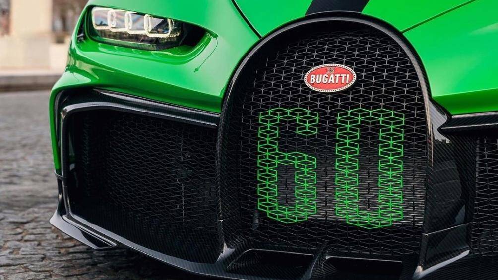 Ở lưới tản nhiệt hình móng ngựa hay khu vực bệ cửa, tựa đầu đều có điểm nhấn là con số 60 được sơn màu trắng mờ