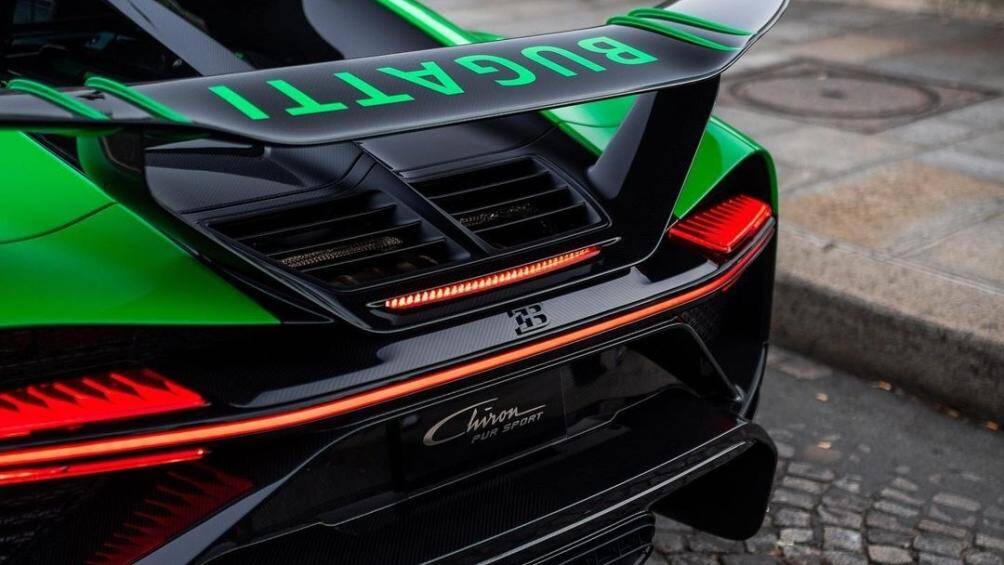 Tại cánh gió cố định ở đuôi xe, siêu phẩm Chiron Pur Sport mang số thứ tự 60 có thêm ký hiệu "Soixante"
