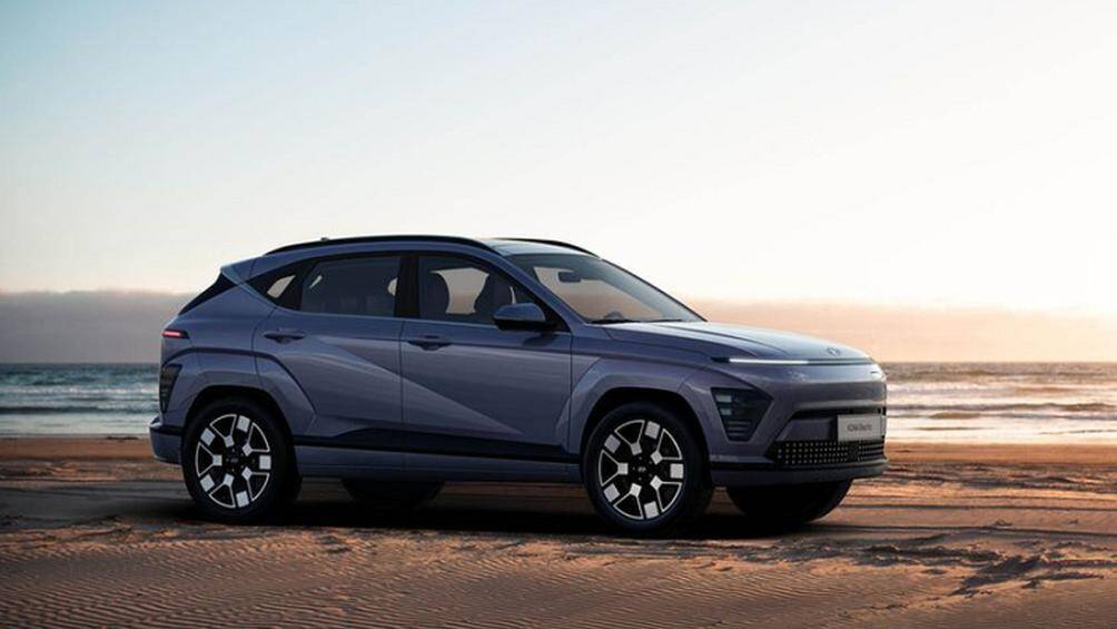 So với Kona thường, bản thuần điện có đồ họa dạng điểm ảnh ở đoạn giữa thanh đèn ban ngày phía trên