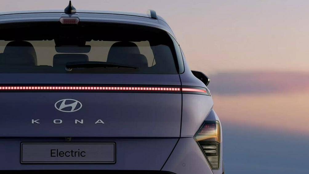 Giao diện điểm ảnh cũng xuất hiện tại tản nhiệt khép kín bên dưới cùng đèn hậu và cản sau tại đuôi xe