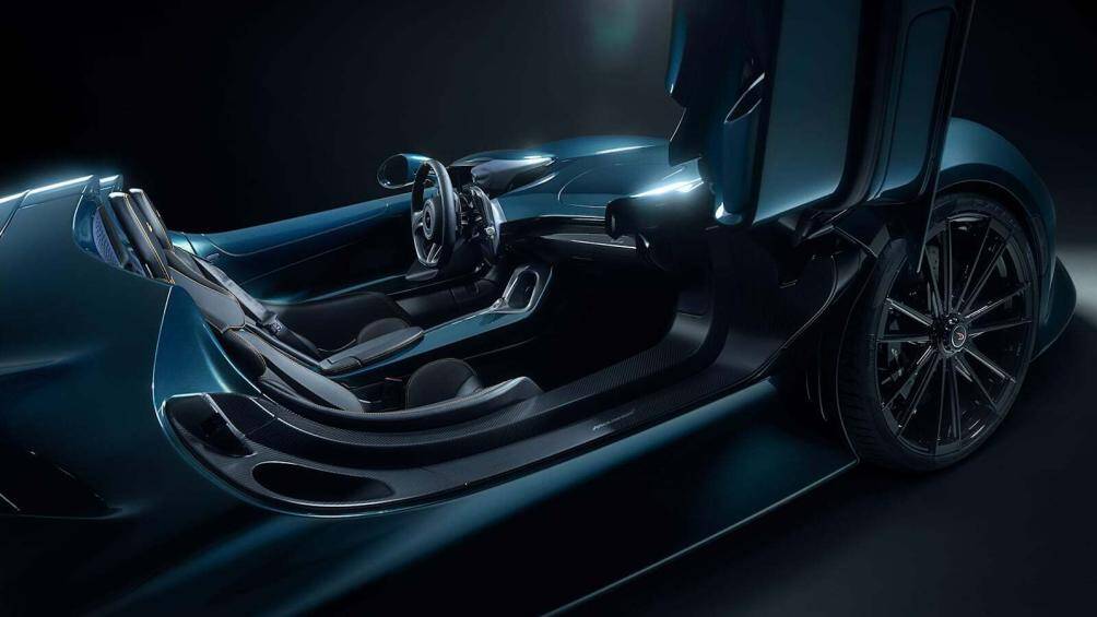 Nội thất xe cũng có thể được điều chỉnh theo vô số tùy chọn bọc da hoặc Alcantara