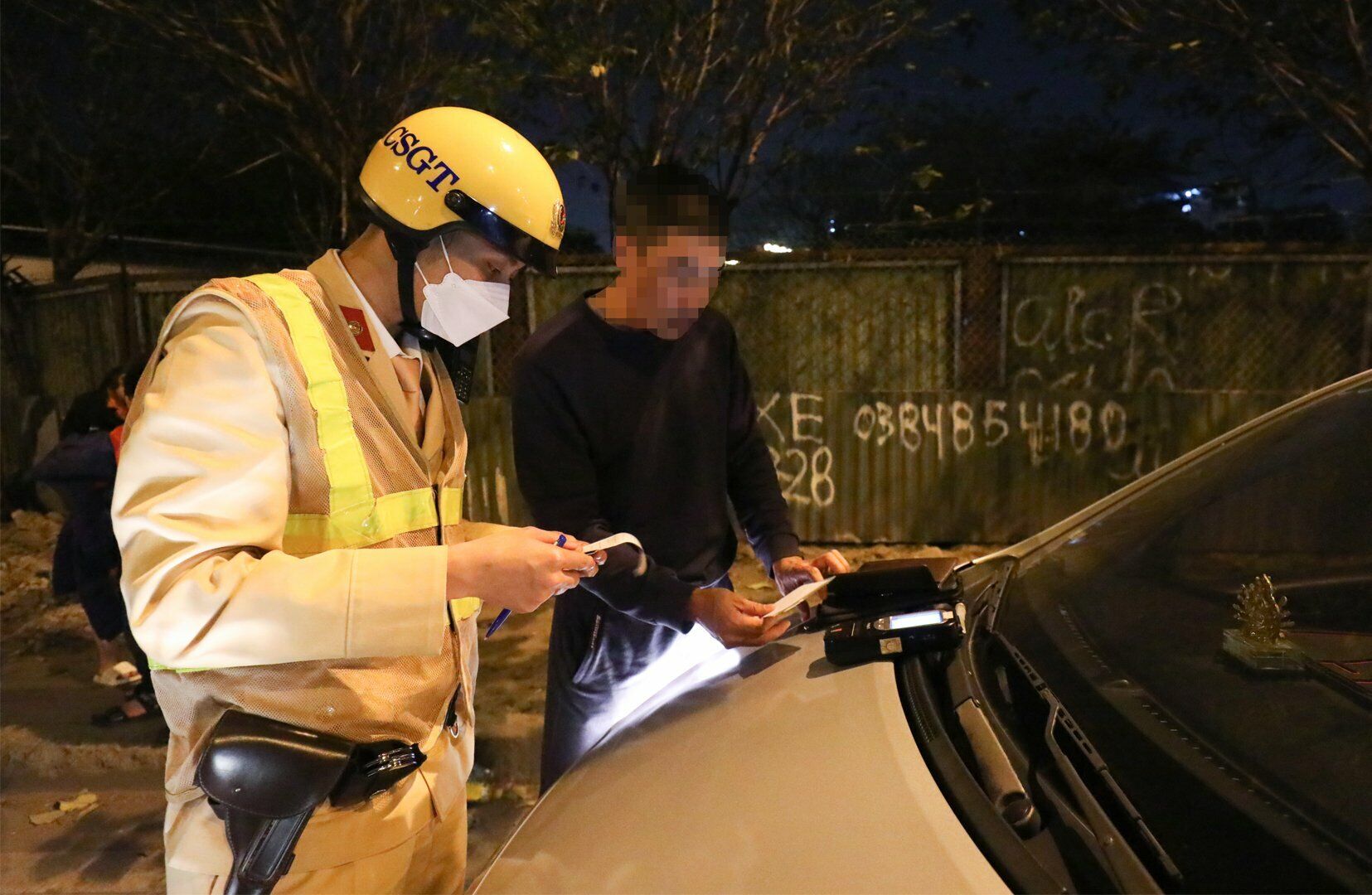 "Tôi uống mấy chai bia từ trưa. Tối nay có khách đặt cuốc xe vào quận Thanh Xuân với giá 200 nghìn đồng nên đã lấy xe chở khách đi, ai ngờ lại mất mấy triệu phạt thế này, biết thế tôi ở nhà còn hơn", lái xe T. phân trần.