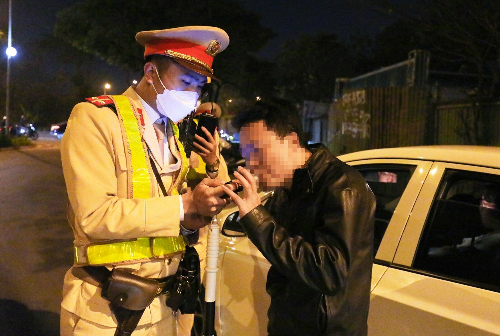 Cụ thể, khoảng 21h, sau khi kiểm tra gần 100 ô tô thì Tổ công tác đã phát hiện lái xe T.A.V. điều khiển xe ô tô BKS 37A-175.XX vi phạm nồng độ cồn ở mức 0,107miligam/lít khí thở. Đáng chú ý là trên xe người này có 3 trẻ nhỏ.