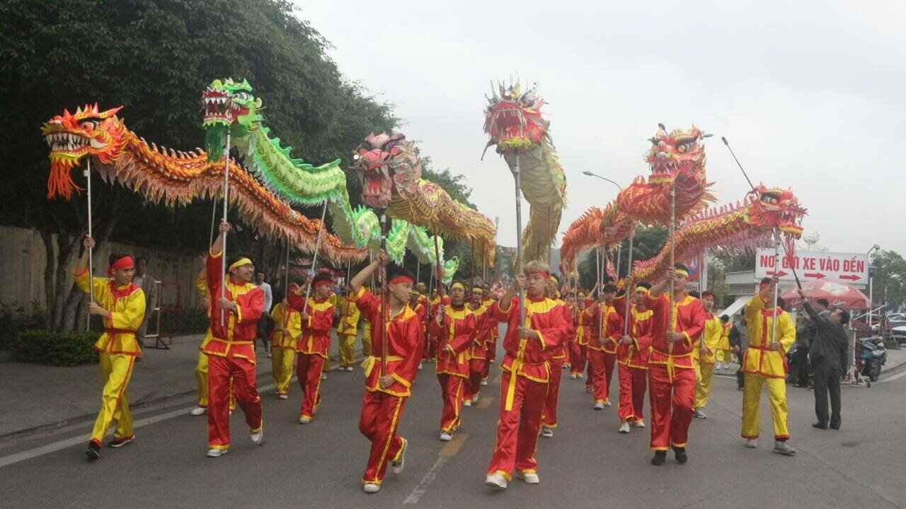 Phần hội được tổ chức các trò chơi dân gian như: Hội thi kéo co nam, nữ; đẩy gậy; dâng soạn lễ; thi đấu cờ người và cờ bỏi; trò chơi bịt mắt đập bóng, đánh trống; thi chọi gà; hội thi tổ tôm điếm; đua thuyền và hát quan họ trên thuyền tại hồ Baza…