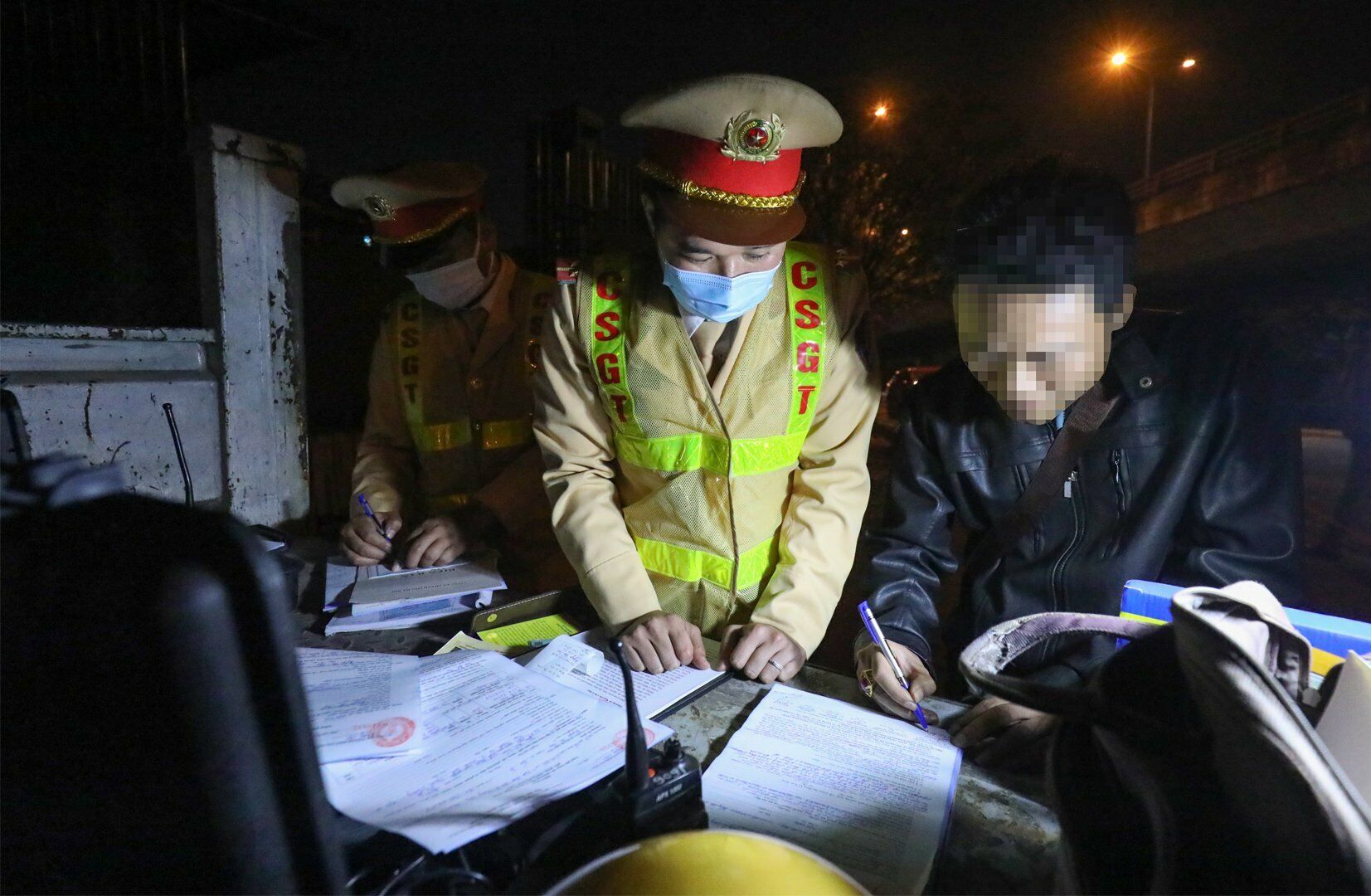 Trước đề nghị không chính đáng của anh V., Tổ công tác giải thích rõ ràng và anh V. sau đó đã chấp nhận ký vào biên bản. Với lỗi vi phạm này anh V. bị phạt 7 triệu đồng, tước GPLX 11 tháng và tạm giữ xe ô tô.