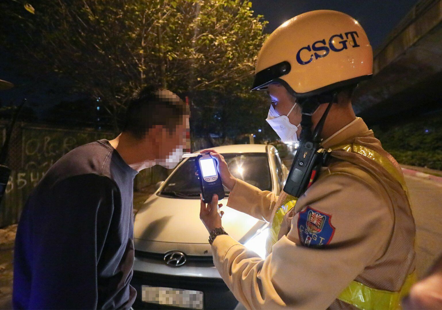 Khoảng 40 phút sau (sau khi kiểm tra hàng trăm phương tiện), Tổ công tác mới tiếp tục phát hiện lái xe L.Q.T. điều khiển ô tô BKS 30E-707.XX vi phạm nồng độ cồn ở mức 0,046 miligam/lít khí thở.