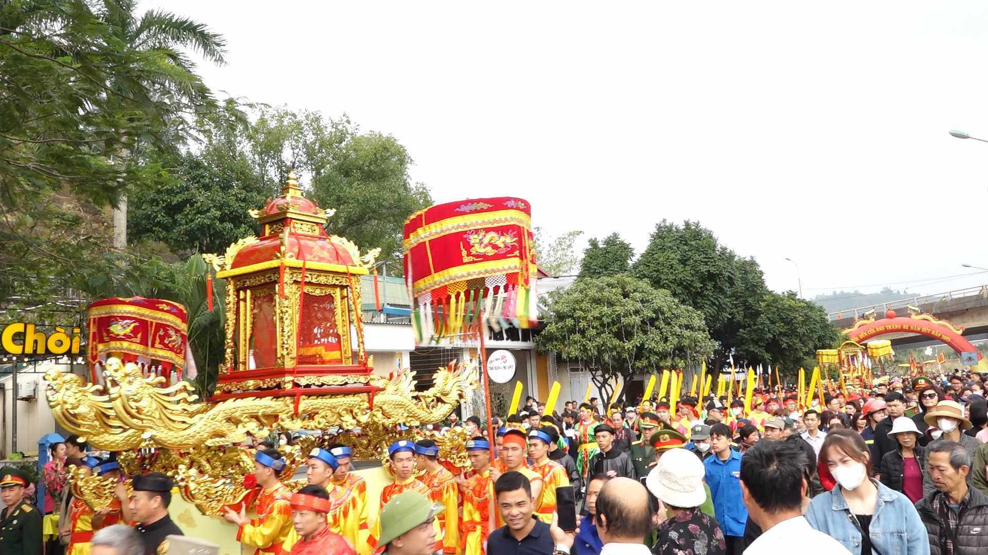 Đúng 9 giờ sáng, buổi lễ được bắt đầu trong sự tham gia của đông đảo người dân, du khách.