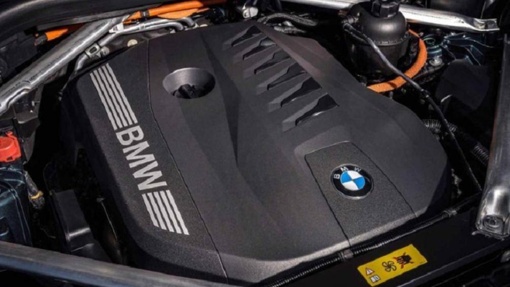 Ở phiên bản BMW X5 xDrive50e PHEV 2024, xe sẽ dùng động cơ xăng 6 xi-lanh thẳng hàng, tăng áp, dung tích 3.0 kết hợp mô-tơ điện mạnh 194 mã lực và 449 Nm