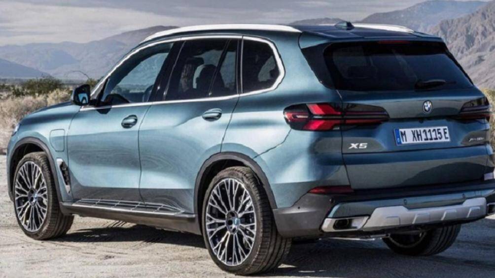 Đuôi xe được trang bị cụm đèn hậu với tạo hình 2 chữ "L" mới, cản sau tích hợp tấm ốp gầm giả màu bạc nhám và đầu ống xả giả hình chữ nhật mạ crôm