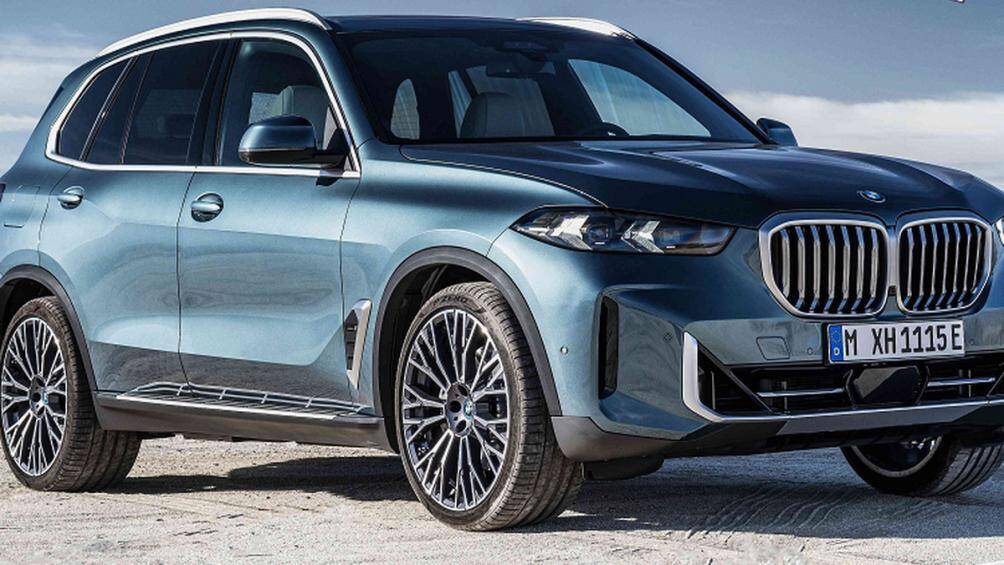Theo công bố của hãng xe Đức, X5 xDrive50e 2024 có thể chạy được 64 km chỉ bằng năng lượng điện nhờ cụm pin tăng dung lượng từ 24 kWh lên 29,5 kWh