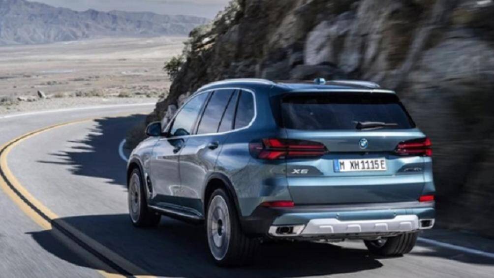 Còn phiên bản cao cấp BMW X5 M60i 2024 sẽ vẫn dùng động cơ xăng V8, dung tích 4.4L, kết hợp với hệ thống mild hybrid 48V