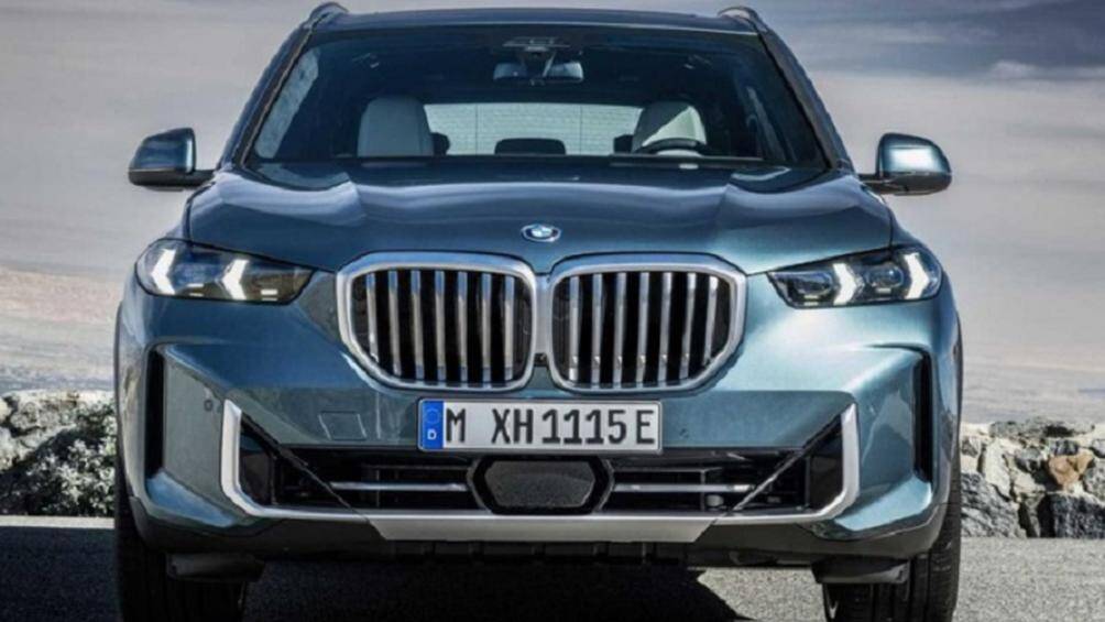 Đầu xe vẫn được trang bị lưới tản nhiệt hình quả thận đặc trưng nhưng nổi bật với họa tiết nan dọc mạ chrome