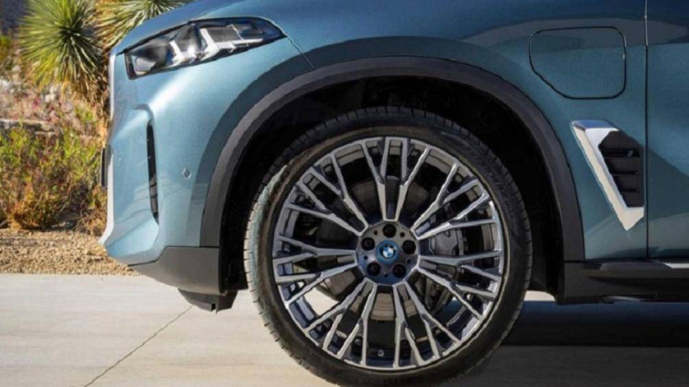 Cụm đèn pha của X5 không đi theo thiết kế tách rời, thay vào đó là thiết kế đèn pha mỏng hơn, tích hợp đèn LED ban ngày hình mũi tên