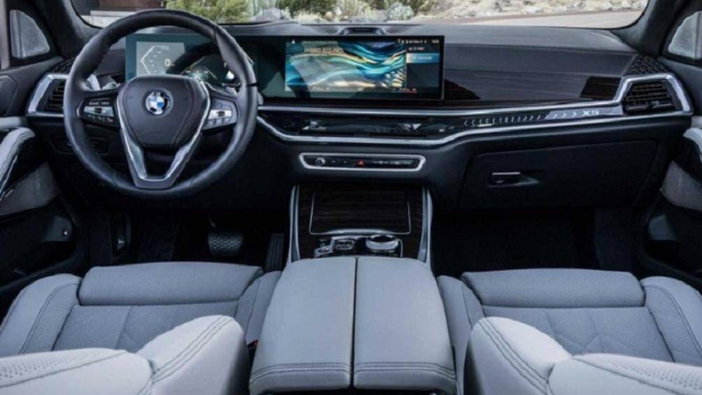 Bên trong, bộ lazang của xe cũng được thiết kế lại dạng đa chấu, trang bị màn hình cong đặt nổi trên mặt táp-lô