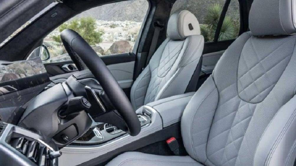 Ở 2 phiên bản tiêu chuẩn X5 sDrive40i và X5 xDrive40i, xe dùng động cơ xăng 6 xi-lanh thẳng hàng, tăng áp, dung tích 3.0L, kết hợp với hệ thống mild hybrid 48V