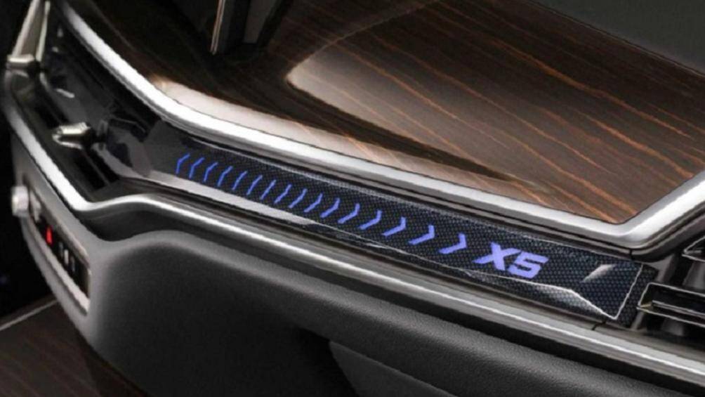 Các nút bấm điều khiển hệ thống điều hòa bên dưới cửa gió trung tâm cũng thay thế bằng phím cảm ứng, kết hợp với dải đèn phát quang