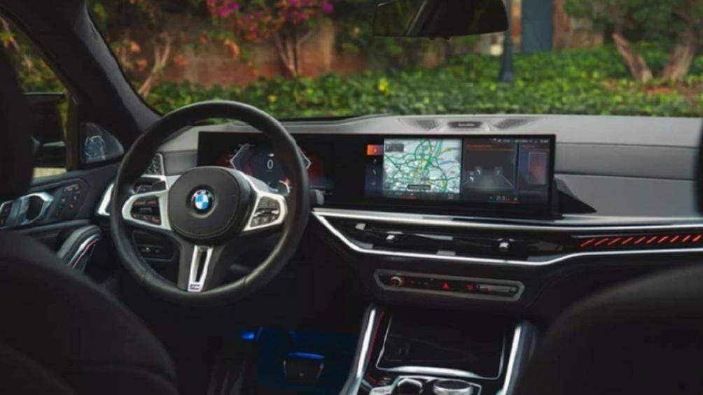 Cụm màn hình này kết hợp 2 màn hình kỹ thuật số với kích thước lần lượt 12,3 inch sau vô lăng và 14,9 inch