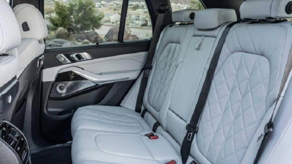 Xe sở hữu công suất tổng cộng 375 mã lực và mô-men xoắn cực đại 540 Nm, kết hợp với hệ dẫn động cầu sau hoặc 4 bánh toàn thời gian xDrive, tùy phiên bản