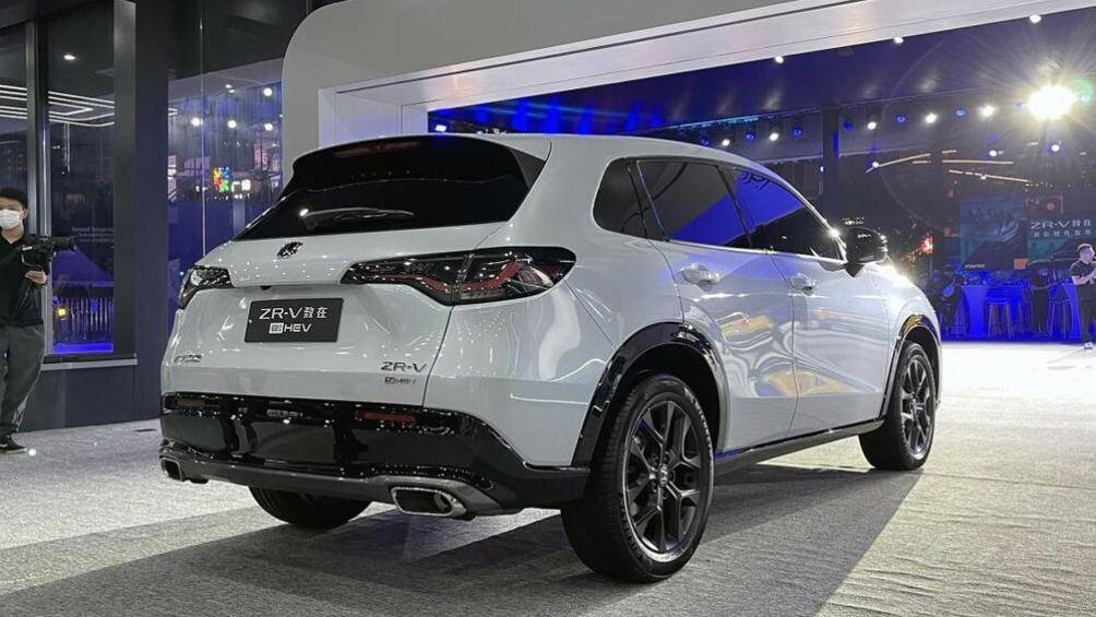 Các ống xả được trang trí bằng màu xám kim loại, mặt trước của xe với lưới tản nhiệt nằm dọc, thay vì tổ ong như xe máy xăng