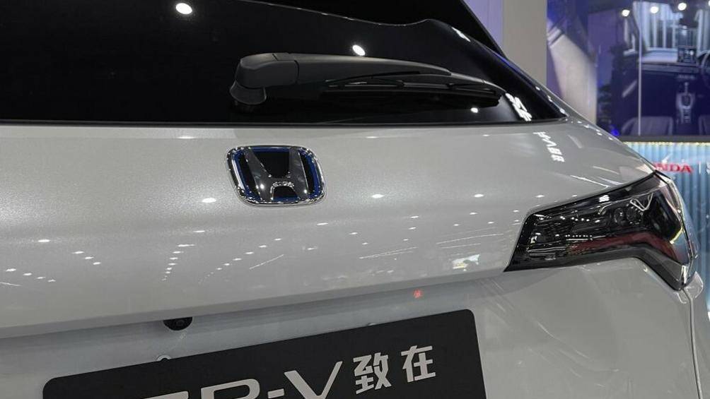 So với phiên bản sử dụng máy xăng, Honda ZR-V e:HEV có các điểm nhấn khác như logo e:HEV được thêm vào phía sau