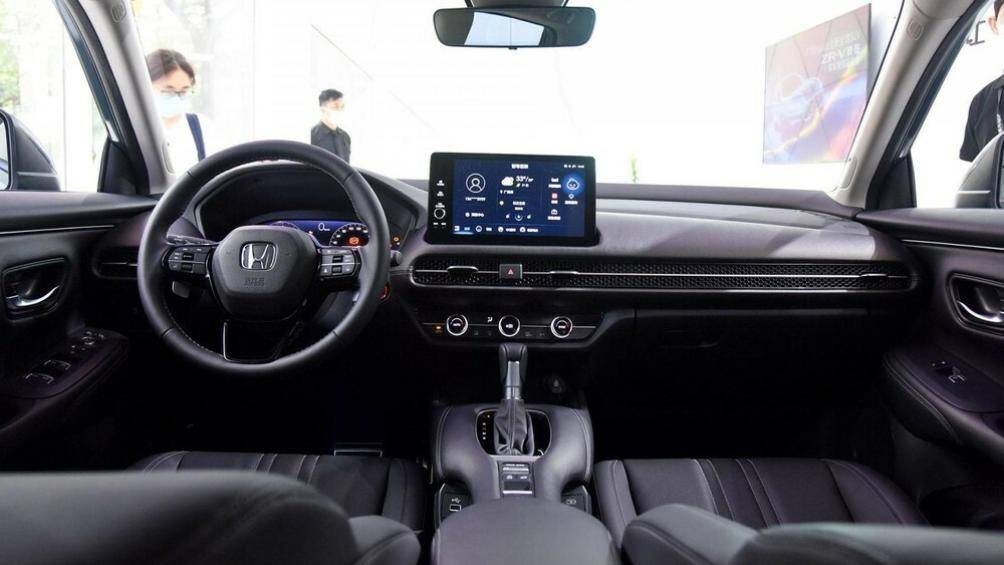 Nội thất xe lần đầu tiên được trang bị đèn viền điều chỉnh 10 màu, ghế thông gió/nhớ vị trí, hệ thống âm thanh BOSE 12 loa cao cấp