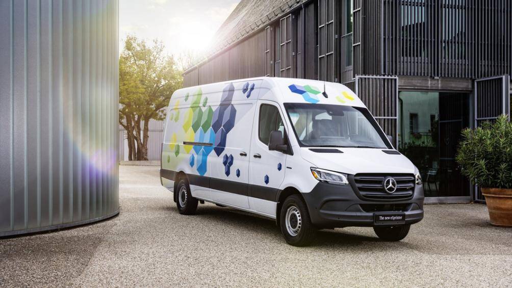 Điểm khác biệt so với các phiên bản độ Mercedes-Benz Sprinter trước đây, chiếc motorhome này là phiên bản chạy điện với tên gọi eSprinter