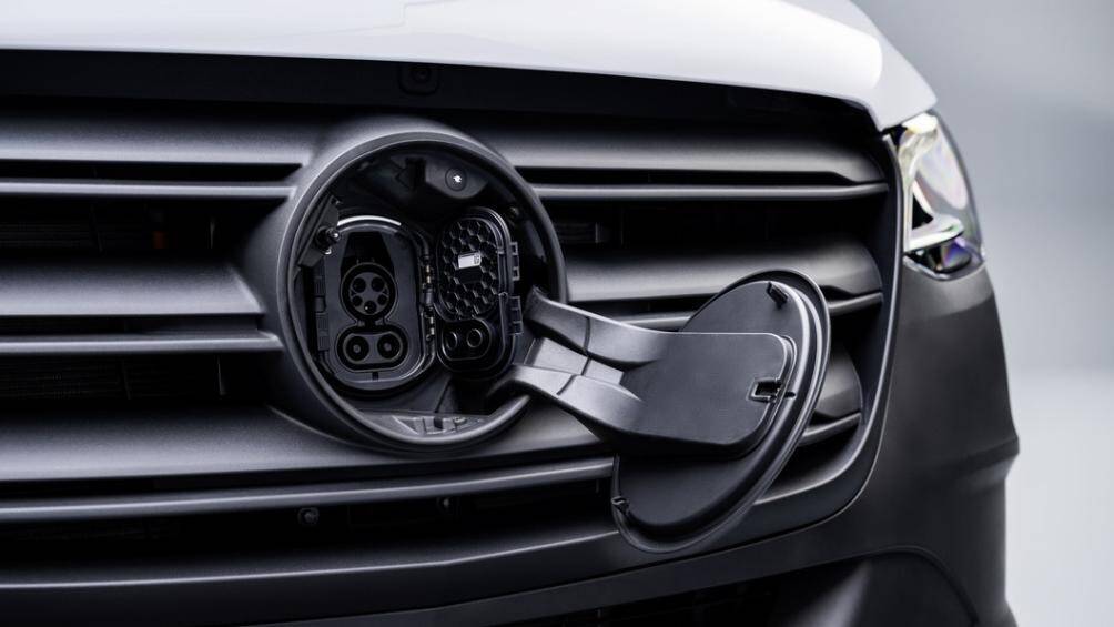 Pin có thể sạc nhanh 40 phút (10% lên 80% pin). Nếu sử dụng phích cắm tiêu chuẩn sẽ mất vài tiếng để sạc đầy cục pin gần cạn