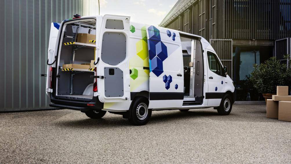 Theo Autoevolution, xe có tổng trọng lượng tối đa cho phép là 4,25 tấn. Thể tích lên đến gần 14 lít, mang đến không gian sống thoải mái