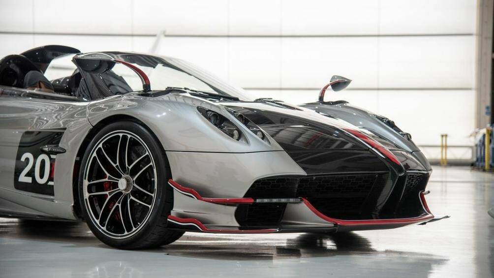 Pagani Huayra Roadster BC được trang bị bộ mâm hợp kim nhôm đúc nguyên khối có kích thước bánh trước và sau lần lượt là 20 inch và 21 inch