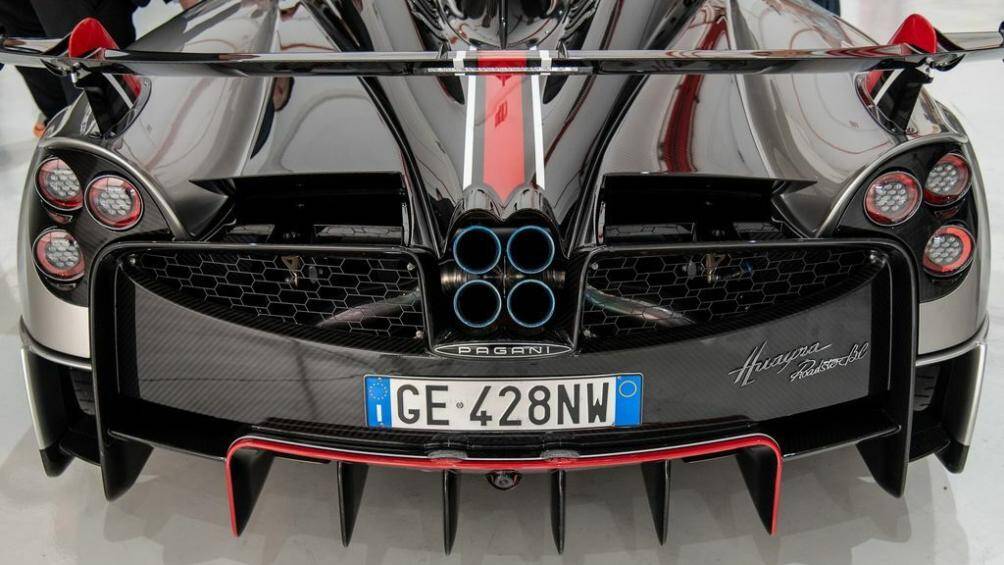 Xe có mức giá khởi điểm khoảng 4,27 triệu USD và để “lăn bánh” chủ sở hữu tại  Singapore phải bỏ ra số tiền lên tới 10,48 triệu USD (250 tỷ đồng)