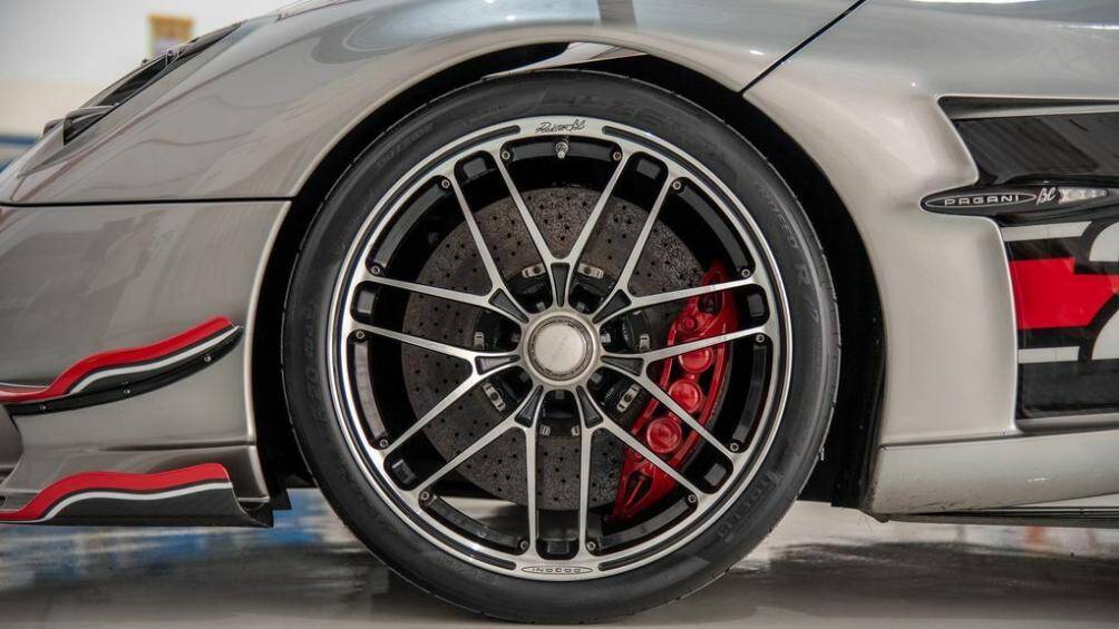 Đầu xe sở hữu các đường nét đậm tính khí động học như líp trước kéo dài, bộ vây trước mạch lạc, bộ tản gió phía trước lớn hơn