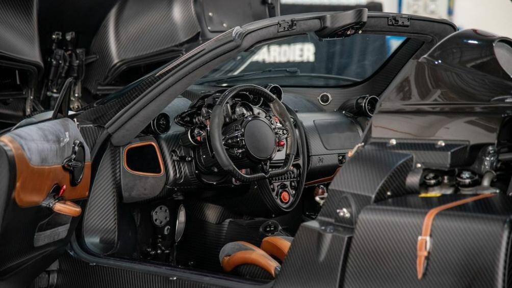 Cung cấp sức mạnh cho siêu xe mui trần đầy mạnh mẽ là cỗ máy tăng áp kép V12 6.0 lít cho ra công suất 802 mã lực và mô-men xoắn cực đại 1.050Nm