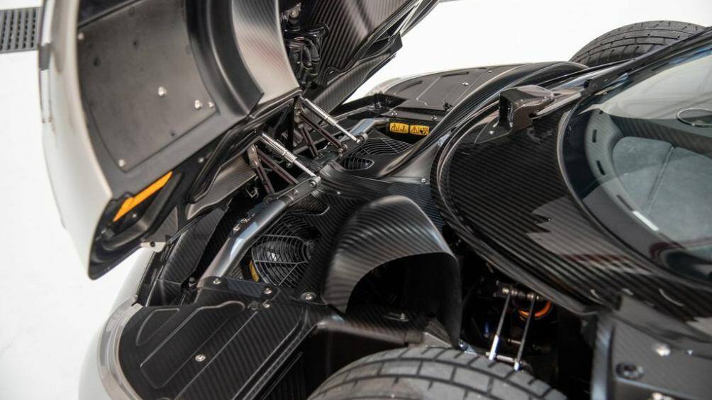 Mặc dù sở hữu khối động cơ khổng lồ, Pagani Huayra Roadster BC gây ấn tượng khi chỉ nặng có 1.250 kg