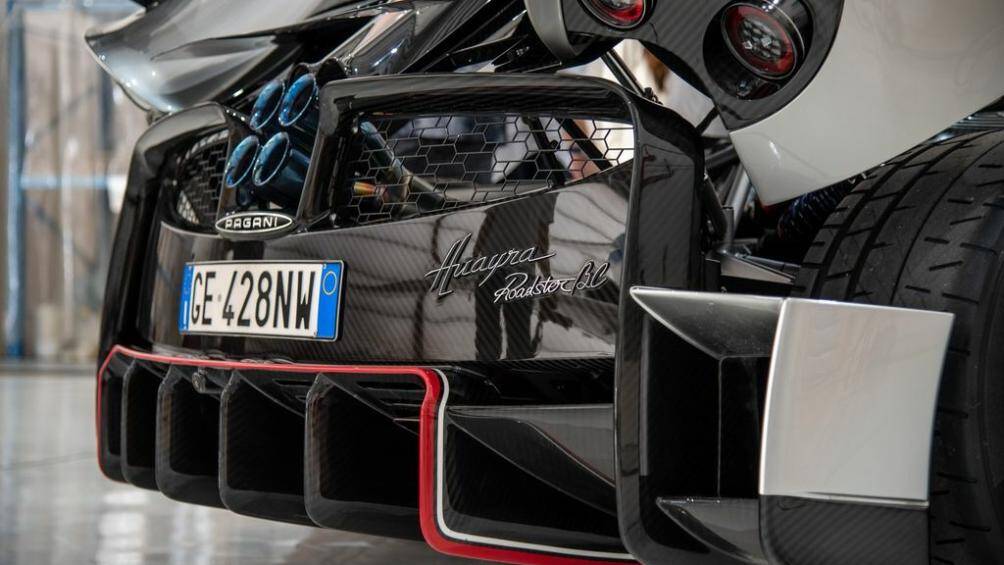 Một trang bị không thể không nhắc đến trên Pagani Huayra Roadster BC chính là hệ thống ống xả làm bằng titan