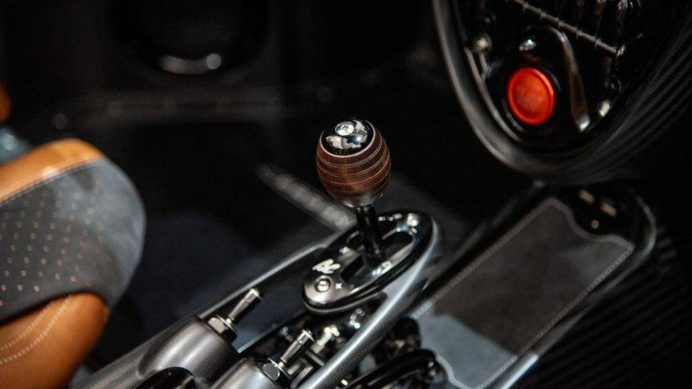 Hệ thống phanh của xe gồm các đĩa phanh gốm carbon Brembo, đi kèm các kẹp phanh 6 piston ở phía trước và 4 piston ở phía sau