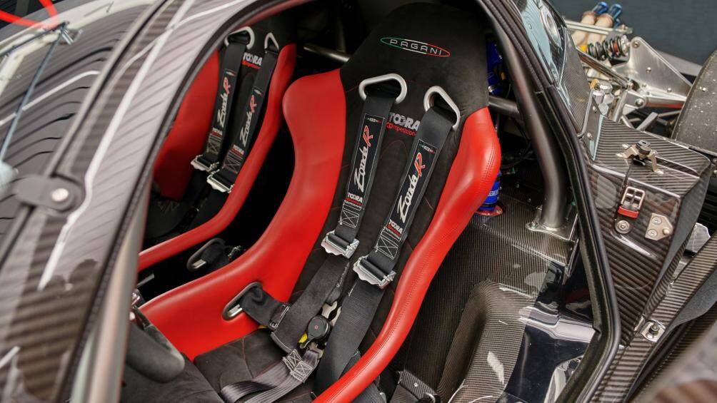 Pagani Zonda R được trang bị ghế đua bằng sợi carbon của thương hiệu Toora cùng bộ dây đai an toàn 5 điểm