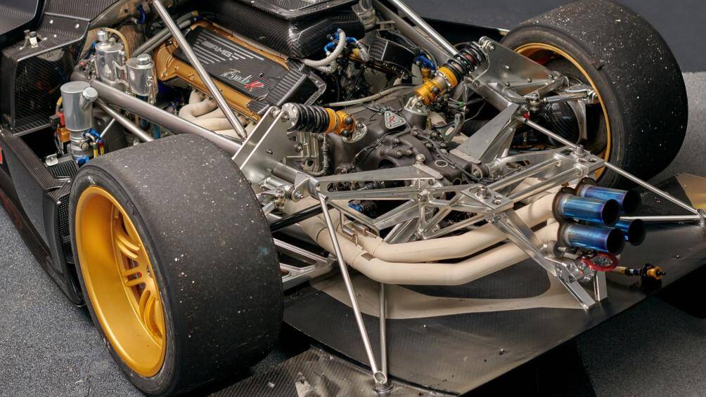 Trái tim của Zonda R là khối động cơ V12 hút khí tự nhiên 6.0L, sản sinh công suất 780 mã lực. Gói nâng cấp Revolución giúp xe mạnh thêm 30 mã lực