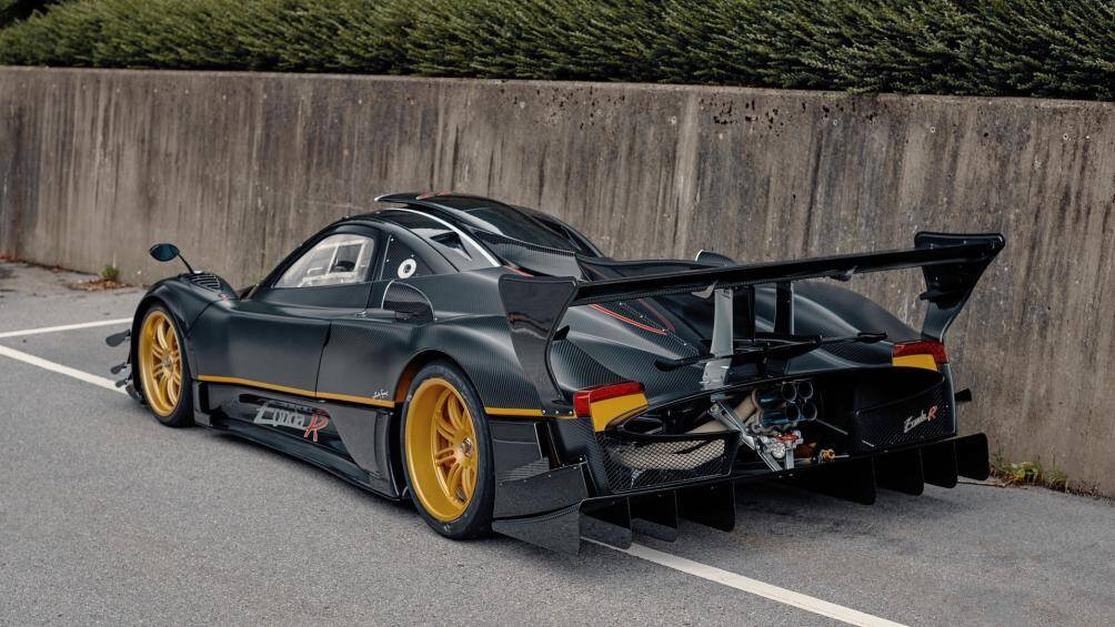 Vào tháng 12/2014, chiếc Zonda R thứ 5 được nâng cấp với gói trang bị Revolución chính hãng, dựa trên biến thể hiệu năng cao Zonda Revolución 2013