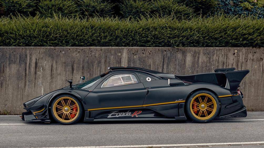 Toàn bộ phần thân vỏ của chiếc xe được làm từ sợi carbon. Pagani cũng bổ sung các họa tiết trang trí xanh lá và vàng kim