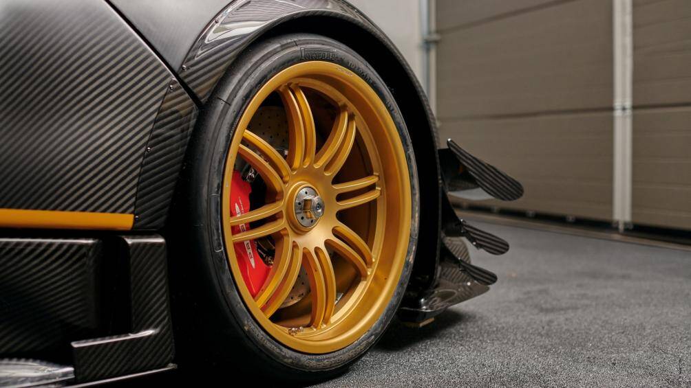 Chiếc xe cũng nhận được nâng cấp bộ mâm hợp kim siêu nhẹ magnesium 8 chấu kép màu vàng kim, kích thước 19 inch ở cầu trước và 20 inch ở cầu sau